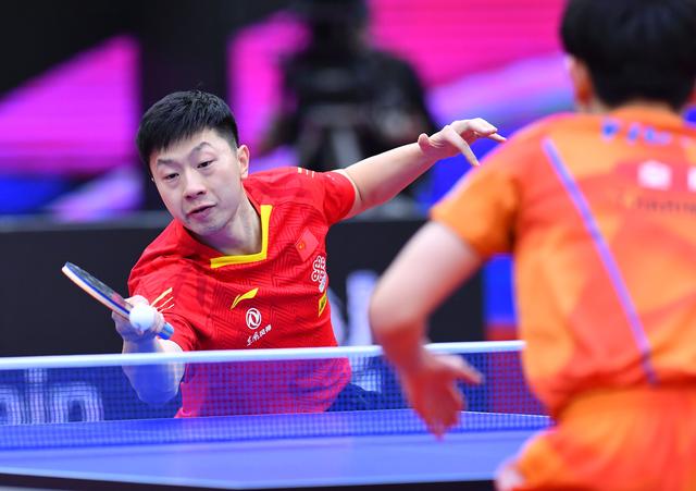 例行环节，阿足协主席赛前晒与梅西、德保罗合影