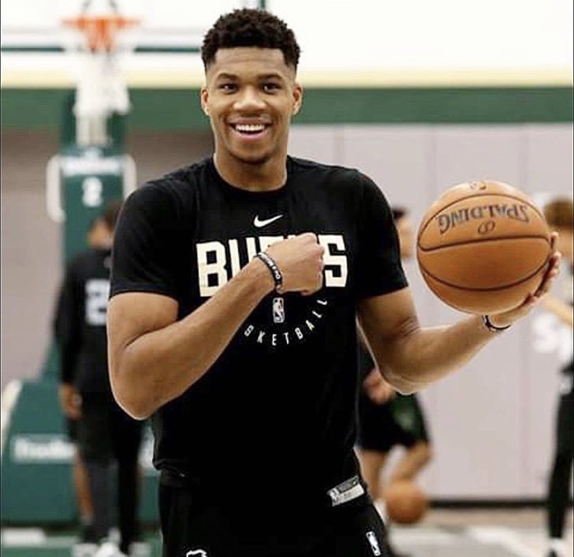 球迷态度：被迫十人应战，你给国足这个半场表现打几分？.